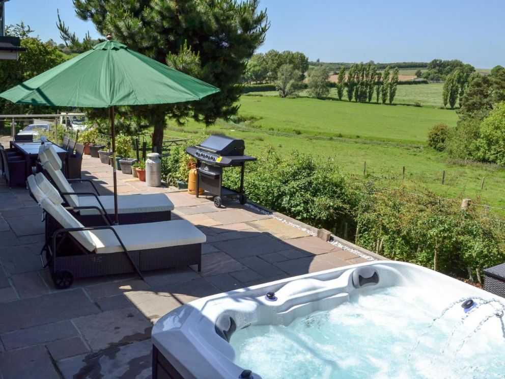 Henry -Oscar House, Winchelsea, East Sussex - to rent, pet friendly, with hot tub, wood burning stove, close to the beach