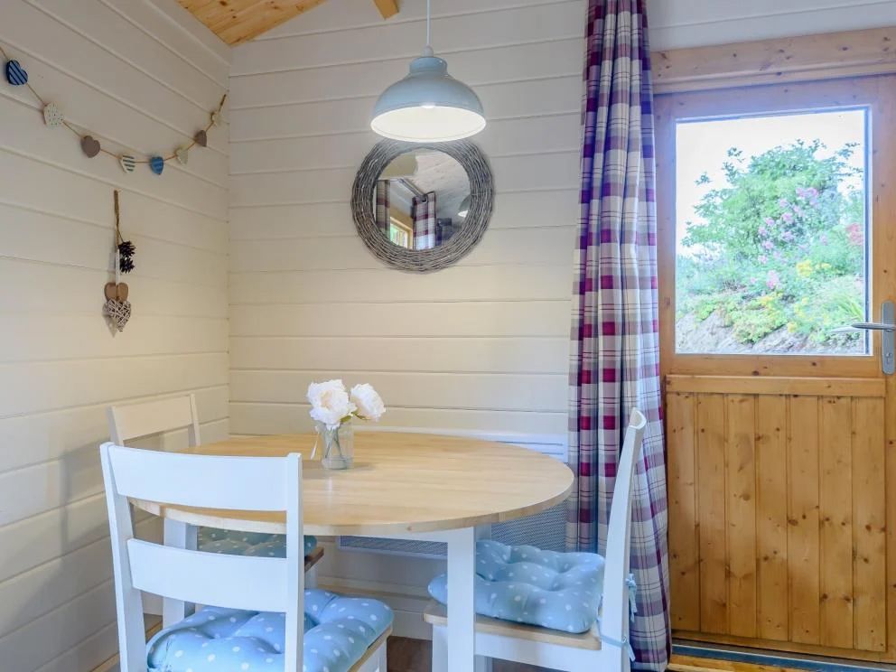 Hobbit Pond Lodge in Sandown - for rent overlooking lake, ideal romantic break