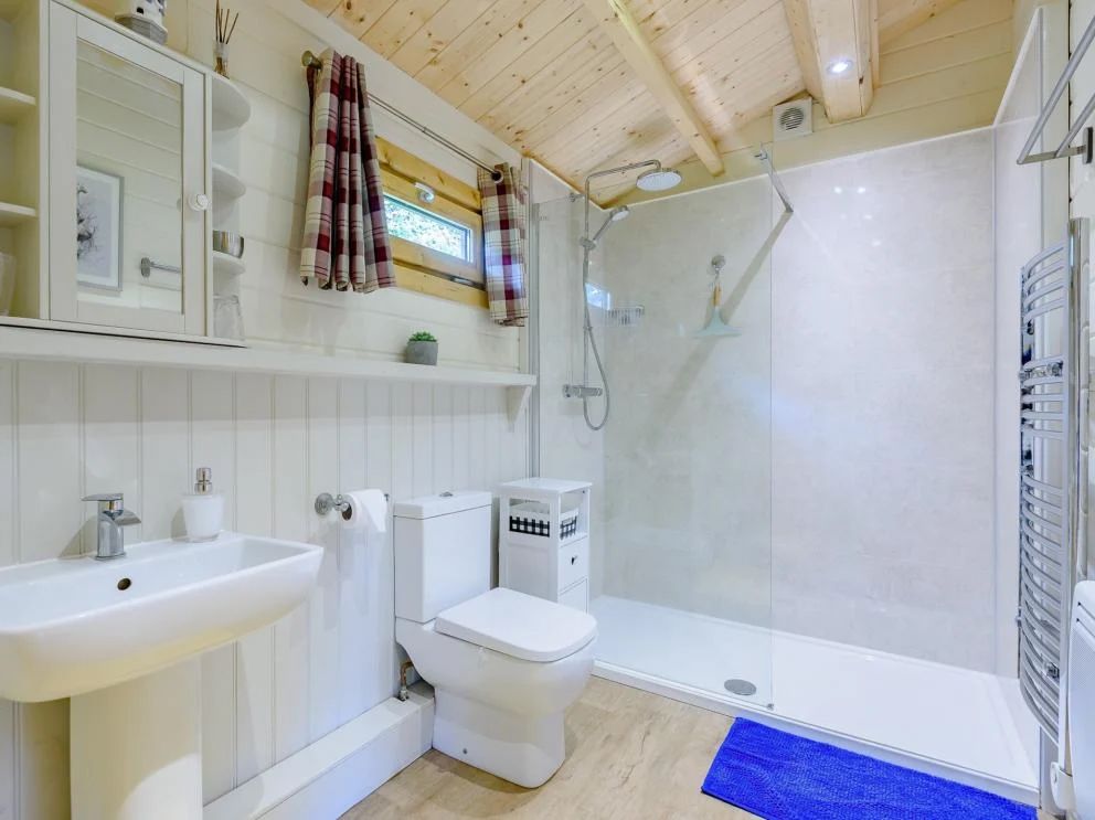 Hobbit Pond Lodge in Sandown - for rent overlooking lake, ideal romantic break