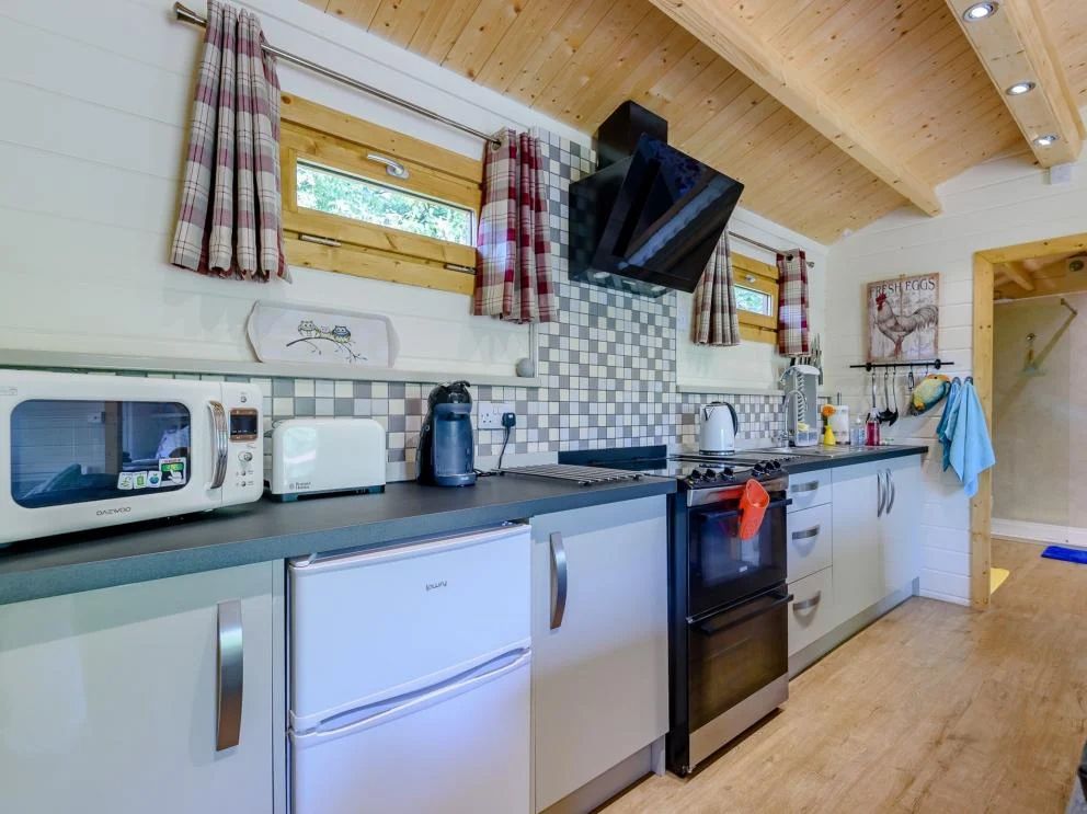 Hobbit Pond Lodge in Sandown - for rent overlooking lake, ideal romantic break