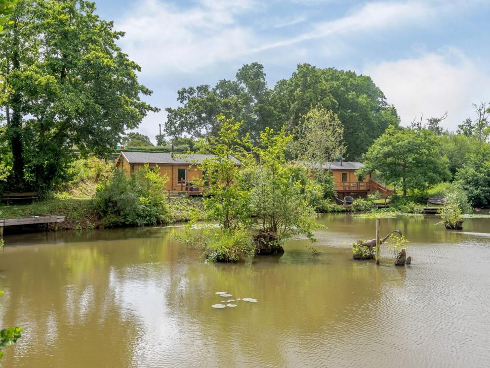 Hobbit Pond Lodge in Sandown - for rent overlooking lake, ideal romantic break