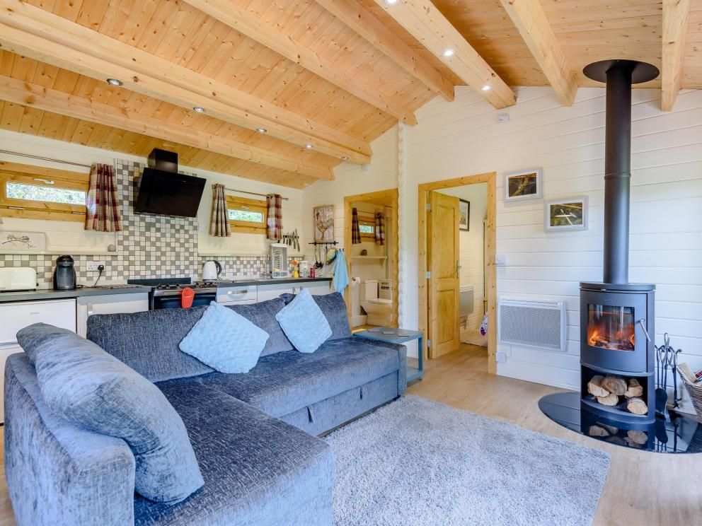 Hobbit Pond Lodge in Sandown - for rent overlooking lake, ideal romantic break