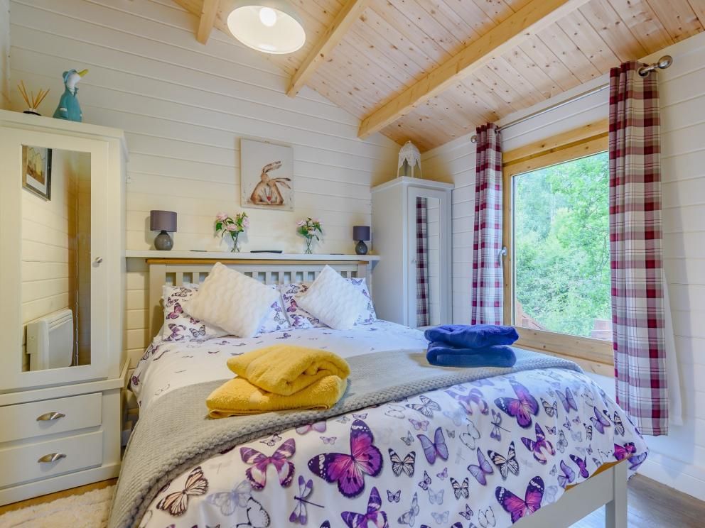 Hobbit Pond Lodge in Sandown - for rent overlooking lake, ideal romantic break