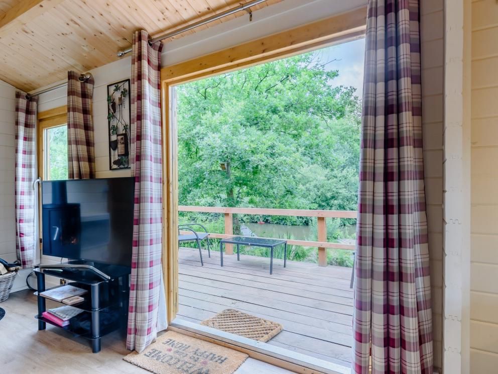 Hobbit Pond Lodge in Sandown - for rent overlooking lake, ideal romantic break