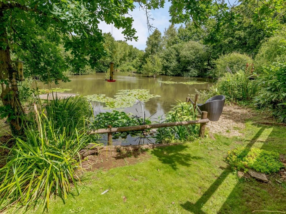 Hobbit Pond Lodge in Sandown - for rent overlooking lake, ideal romantic break