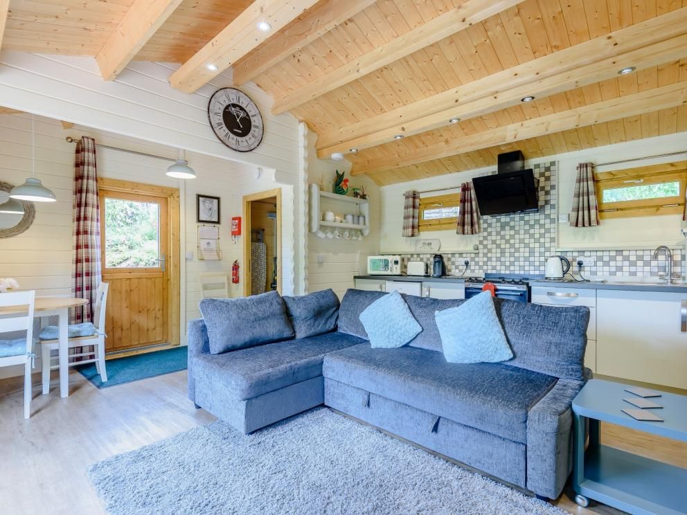 Hobbit Pond Lodge in Sandown - for rent overlooking lake, ideal romantic break