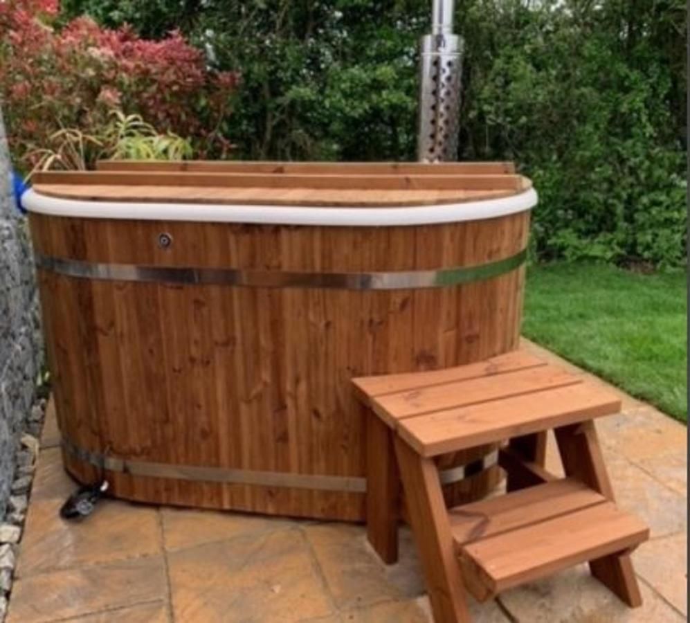 Honey Hobbit House with Hot Tub in Kent Sheerness, Kent Self