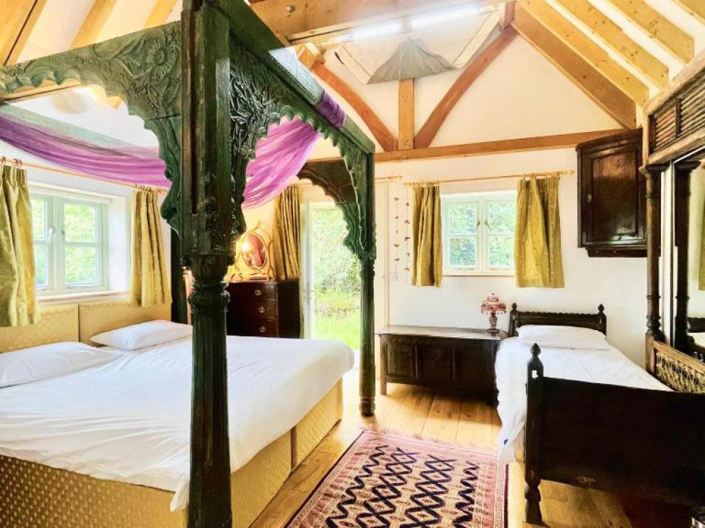 House on the Brooks Self catering Holiday let South Downs West Sussex Sleeps 14