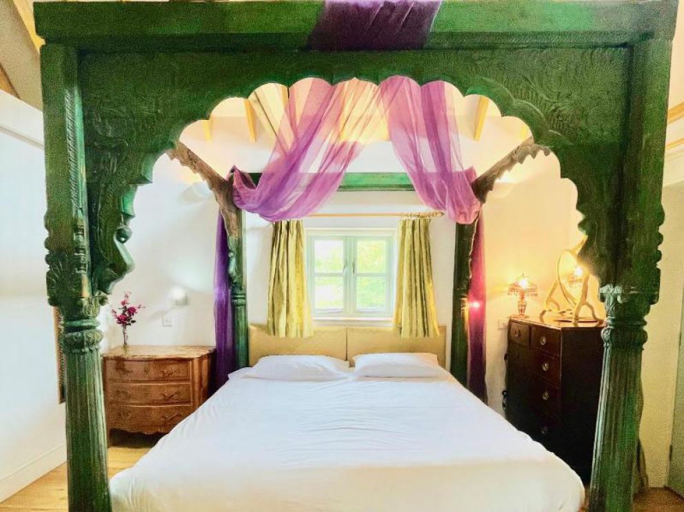 House on the Brooks Self catering Holiday let South Downs West Sussex Sleeps 14