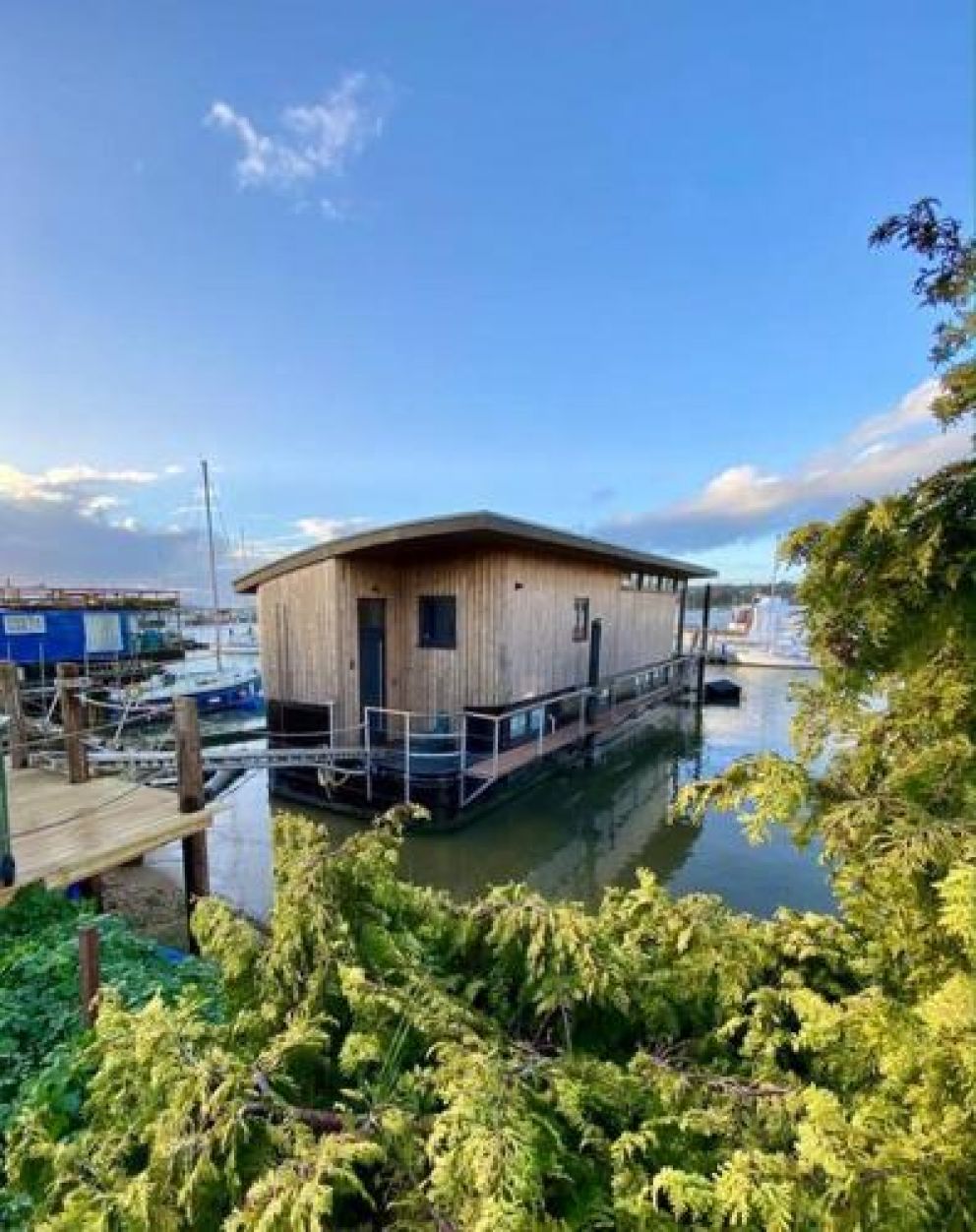 Houseboat Eleuthera, Bembridge, Isle of Wight - located at Bembridge Harbour, sleeping up to 10 people, close to the beach