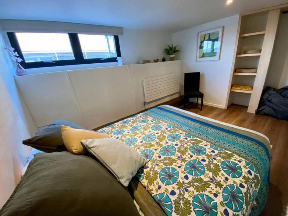 Houseboat Eleuthera, Bembridge, Isle of Wight - located at Bembridge Harbour, sleeping up to 10 people, close to the beach