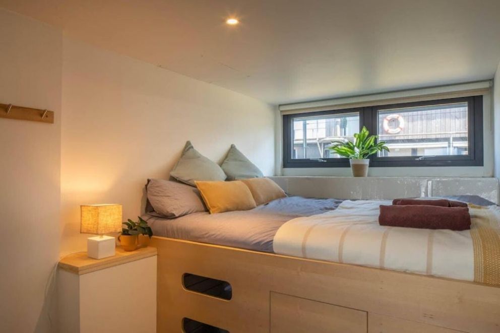 Houseboat Eleuthera, Bembridge, Isle of Wight - located at Bembridge Harbour, sleeping up to 10 people, close to the beach