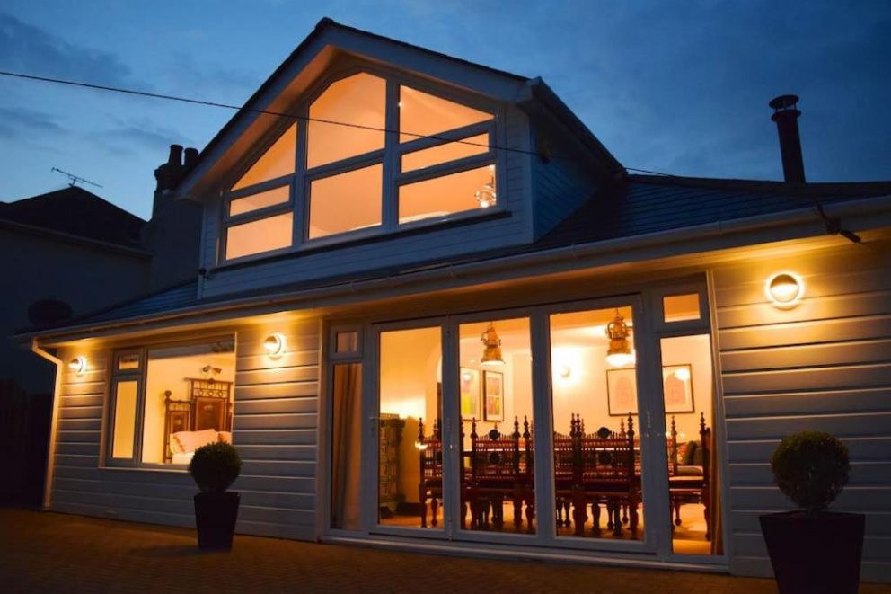 Kinara in Camber, East Sussex - lodge for rent sleeping 10 guests, pet friendly, with enclosed garden, hot tub located close to the beach