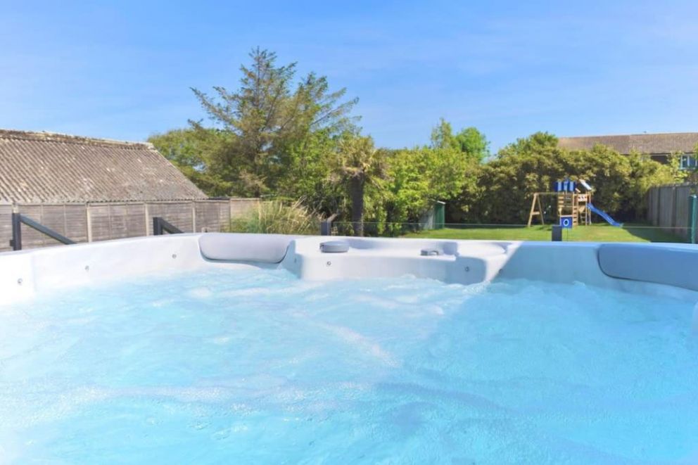 Kinara in Camber, East Sussex - lodge for rent sleeping 10 guests, pet friendly, with enclosed garden, hot tub located close to the beach