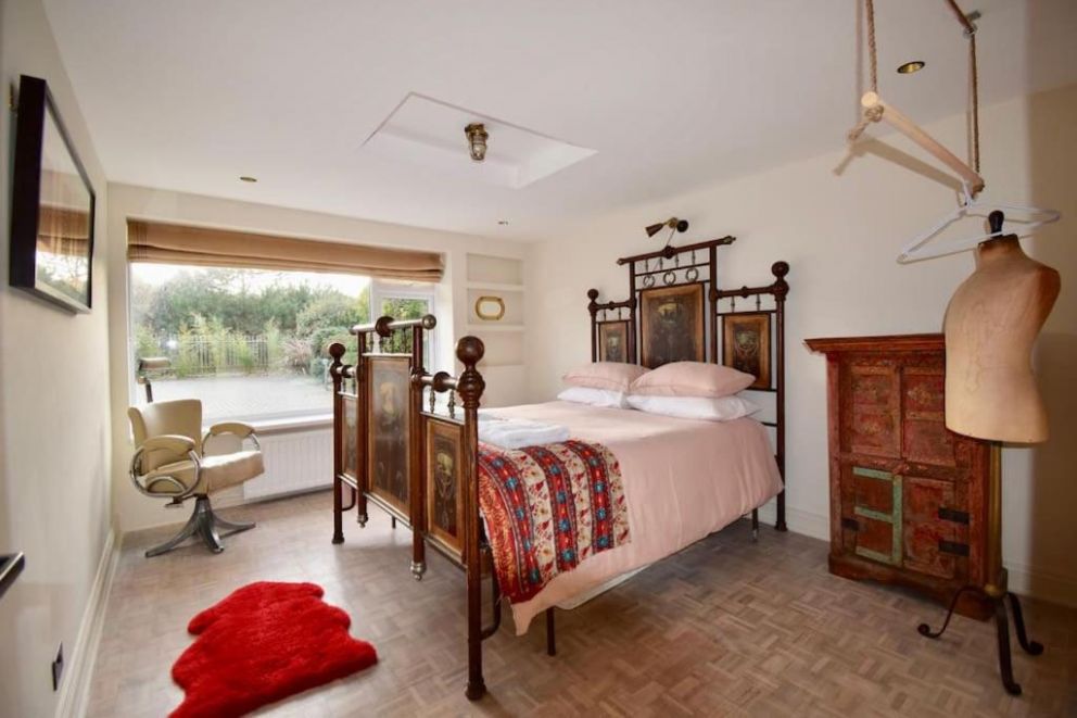 Kinara in Camber, East Sussex - lodge for rent sleeping 10 guests, pet friendly, with enclosed garden, hot tub located close to the beach