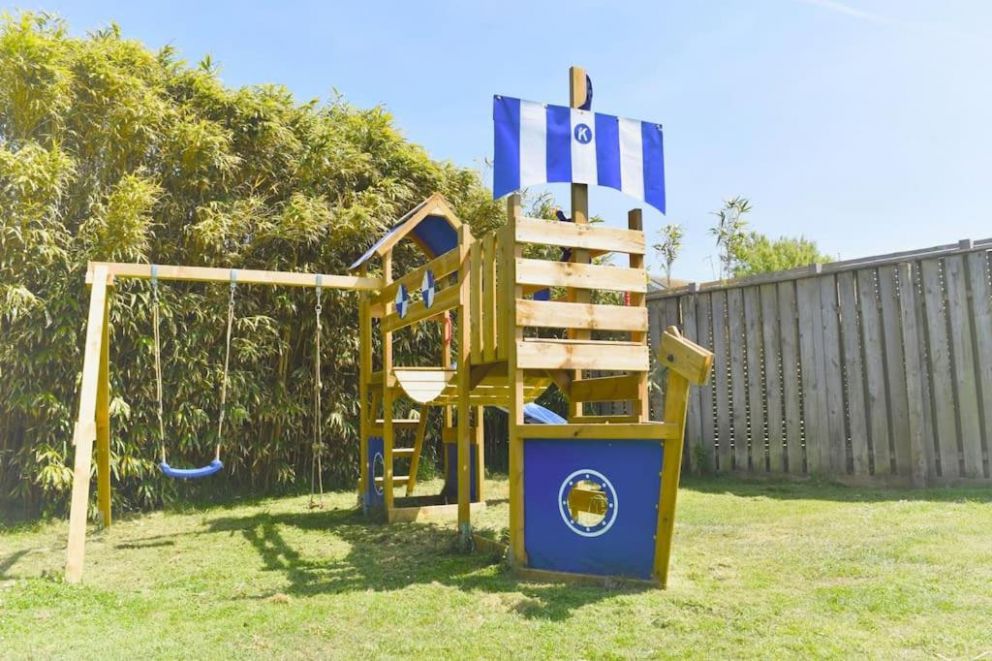 Kinara in Camber, East Sussex - lodge for rent sleeping 10 guests, pet friendly, with enclosed garden, hot tub located close to the beach