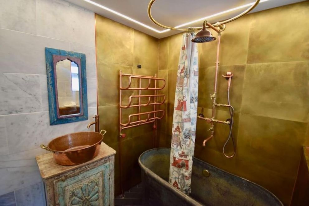 Kinara in Camber, East Sussex - lodge for rent sleeping 10 guests, pet friendly, with enclosed garden, hot tub located close to the beach