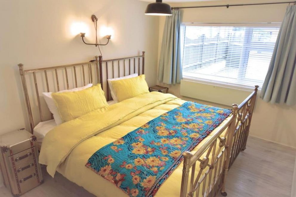 Kinara in Camber, East Sussex - lodge for rent sleeping 10 guests, pet friendly, with enclosed garden, hot tub located close to the beach