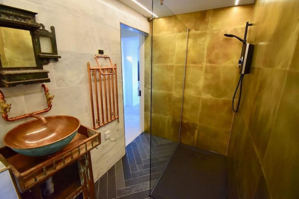 Kinara in Camber, East Sussex - lodge for rent sleeping 10 guests, pet friendly, with enclosed garden, hot tub located close to the beach