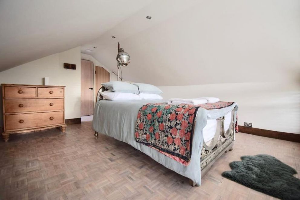 Kinara in Camber, East Sussex - lodge for rent sleeping 10 guests, pet friendly, with enclosed garden, hot tub located close to the beach