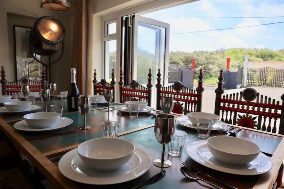 Kinara in Camber, East Sussex - lodge for rent sleeping 10 guests, pet friendly, with enclosed garden, hot tub located close to the beach