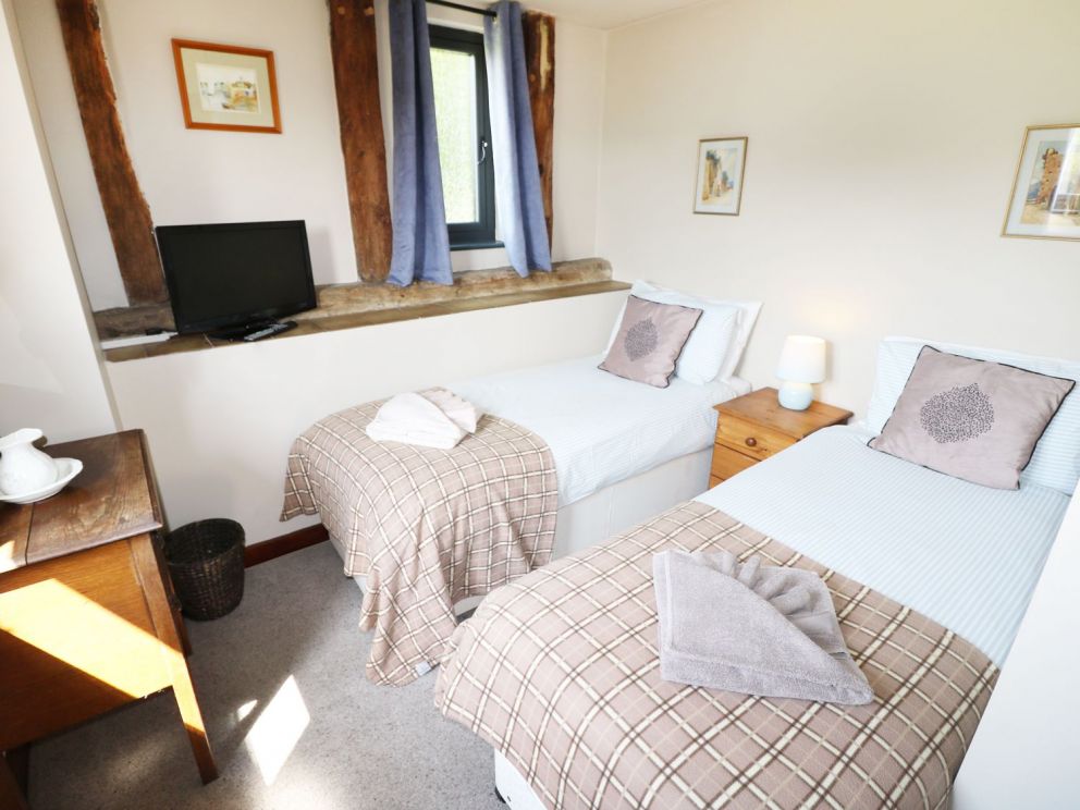 Little Duxmore Barn in Ryde - to rent with wood burning stove and open fire