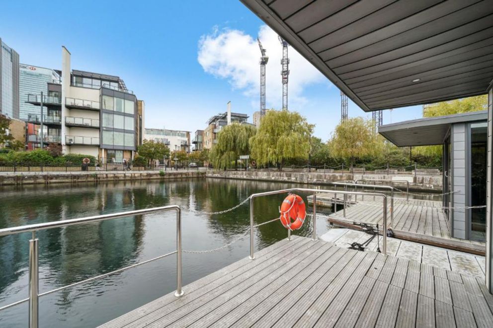 London Water Lodge Retreat-Sleeps 6