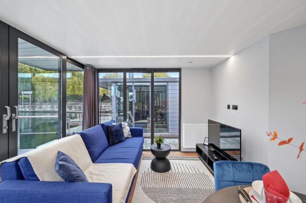 London Water Lodge Retreat-Sleeps 6