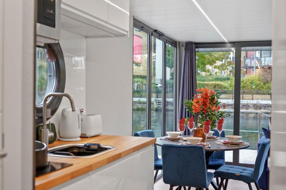London Water Lodge Retreat-Sleeps 6