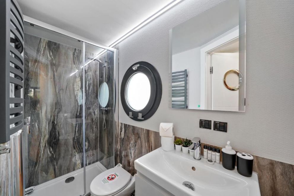 London Water Lodge Retreat-Sleeps 6