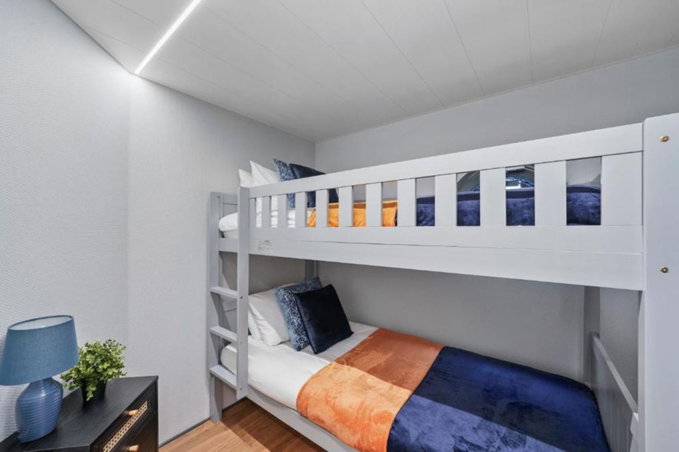 London Water Lodge Retreat-Sleeps 6