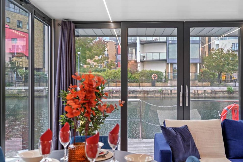 London Water Lodge Retreat-Sleeps 6