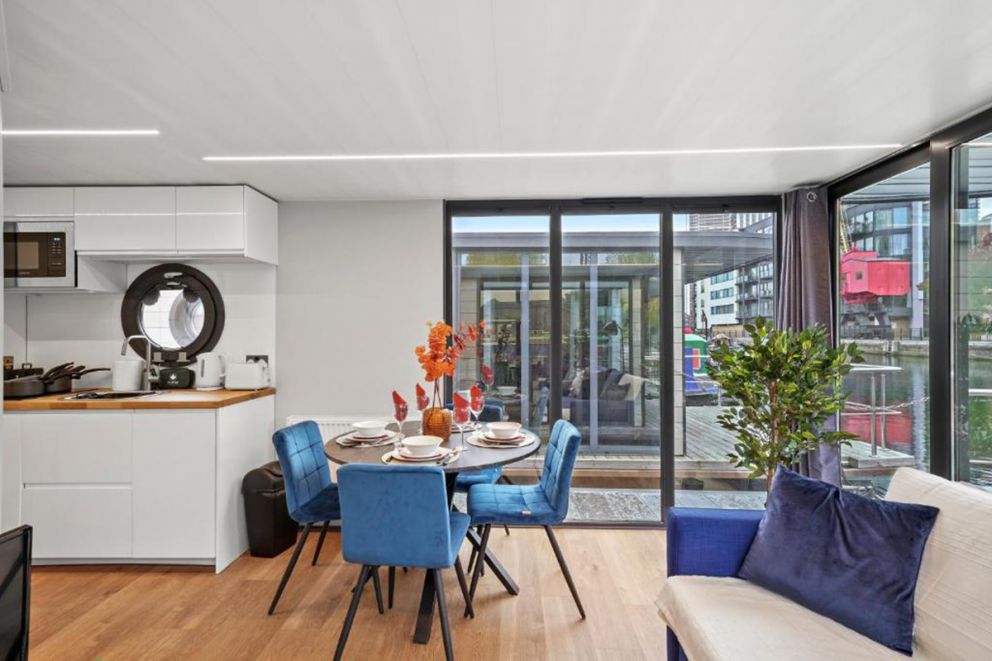London Water Lodge Retreat-Sleeps 6