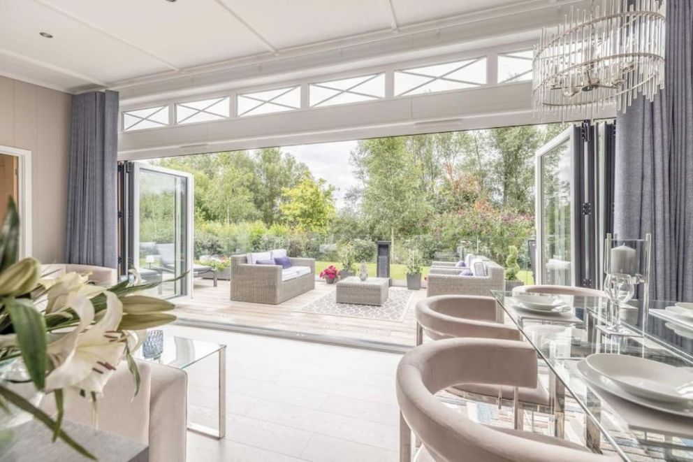 Luxury Lodge with Hot Tub in Windsor Racecourse Marina near Legoland