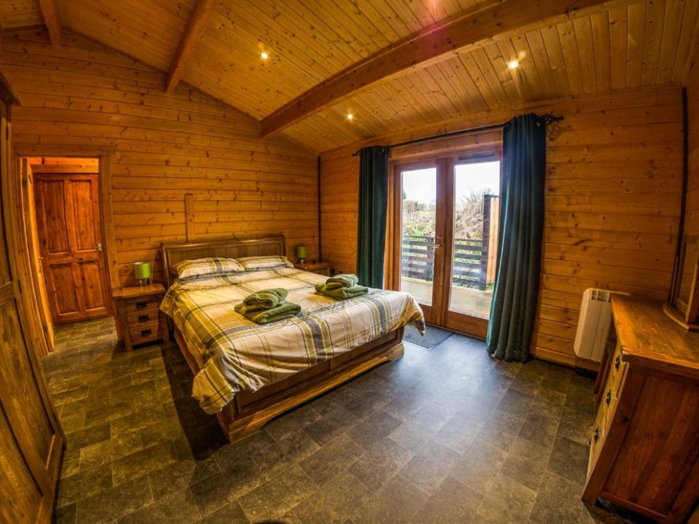 New Forest Lodges in Cranborne - for rent with hot tub and wood burner