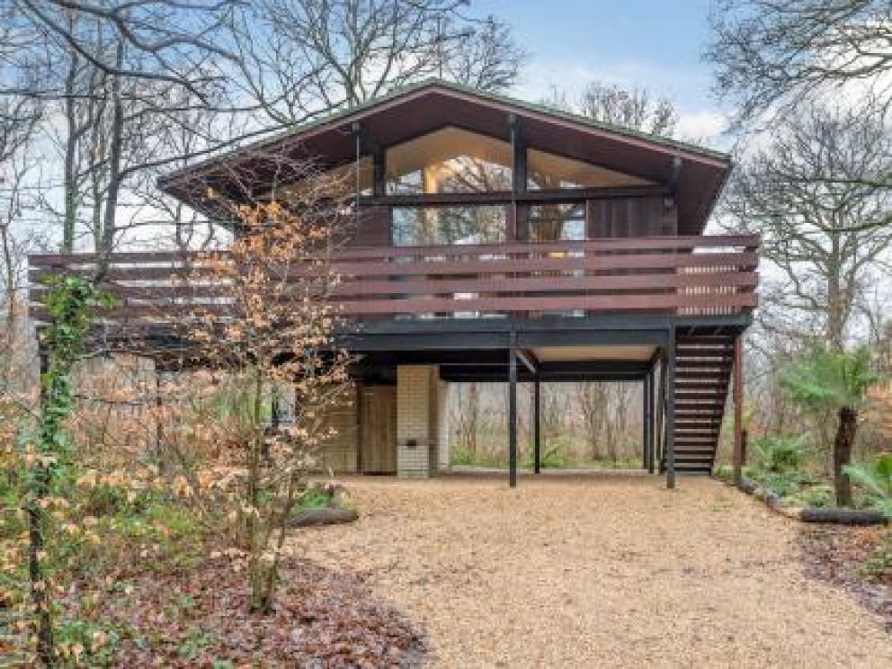 Riverside Lodge in Beaulieu for rent - pet friendly with wood burner in the New Forest