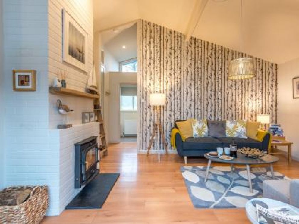 Riverside Lodge in Beaulieu for rent - pet friendly with wood burner in the New Forest