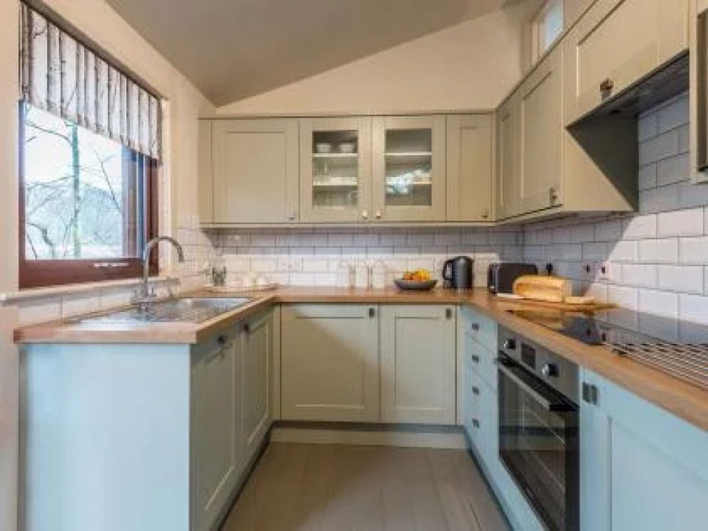 Riverside Lodge in Beaulieu for rent - pet friendly with wood burner in the New Forest