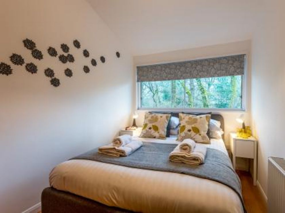 Riverside Lodge in Beaulieu for rent - pet friendly with wood burner in the New Forest