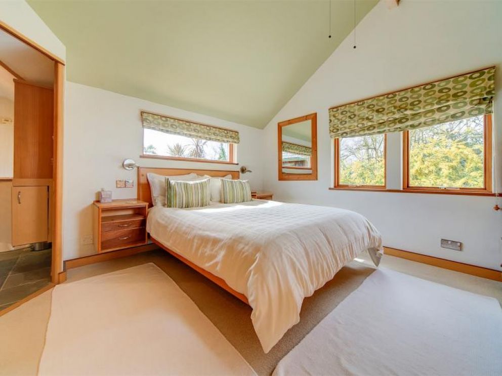 Sea View Cabin in Gurnard - for rent by the sea with hot tub