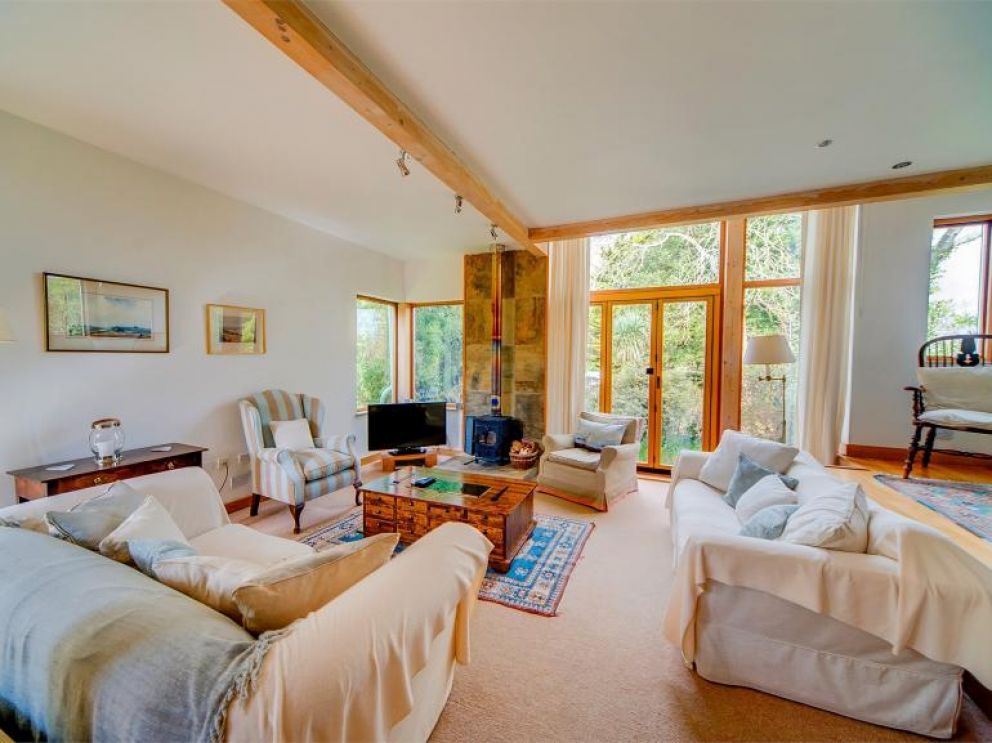 Sea View Cabin in Gurnard - for rent by the sea with hot tub