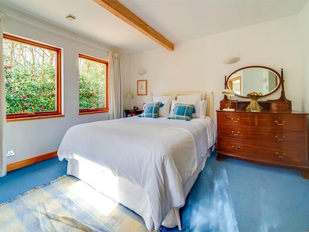 Sea View Cabin in Gurnard - for rent by the sea with hot tub