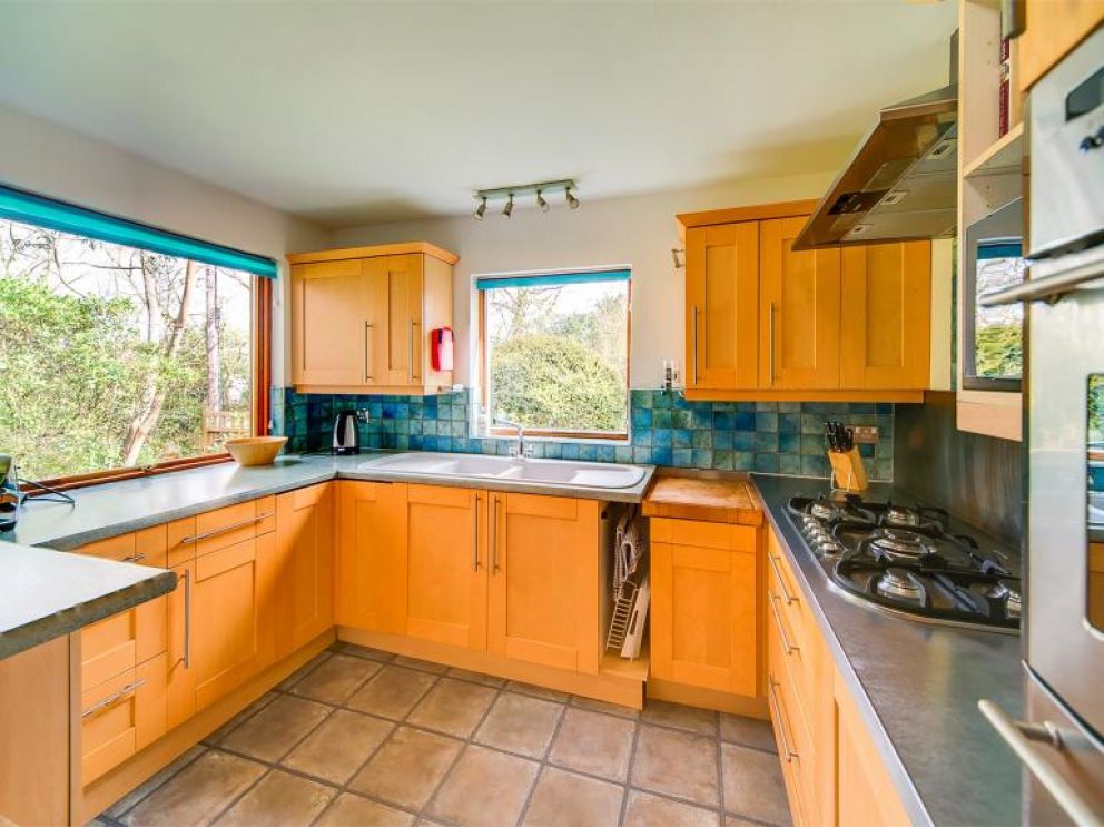 Sea View Cabin in Gurnard - for rent by the sea with hot tub