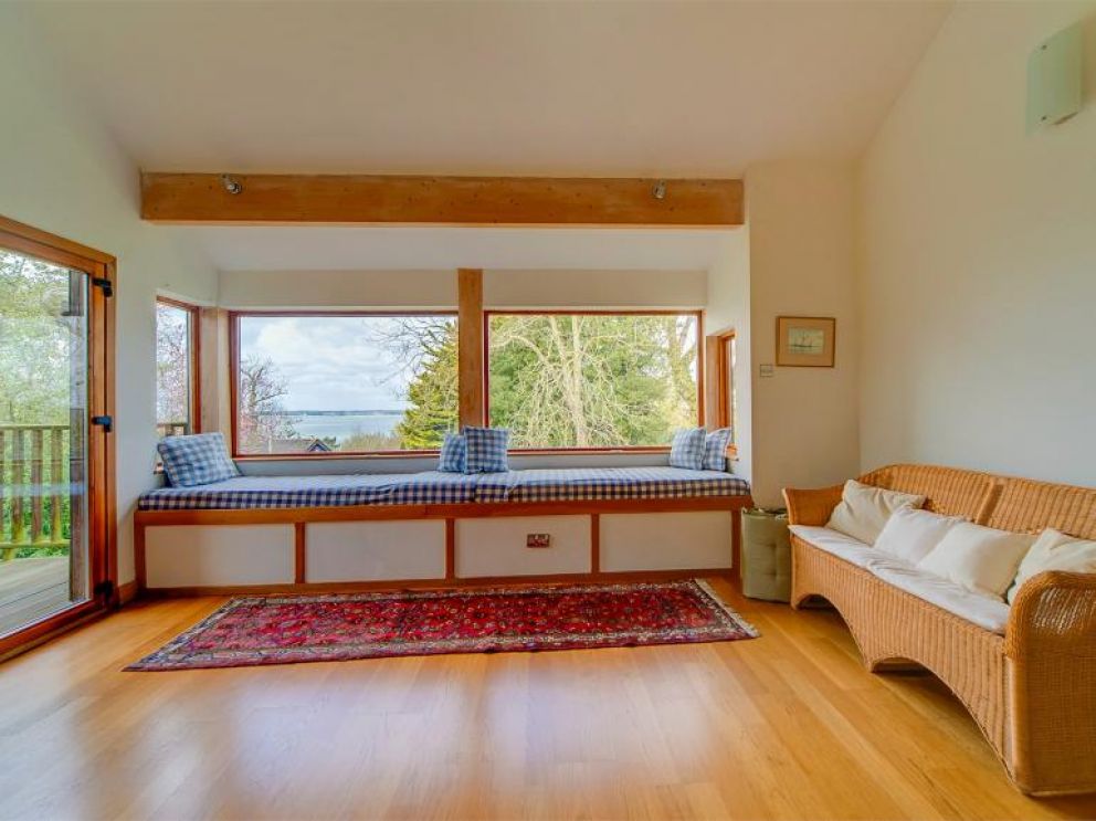 Sea View Cabin in Gurnard - for rent by the sea with hot tub