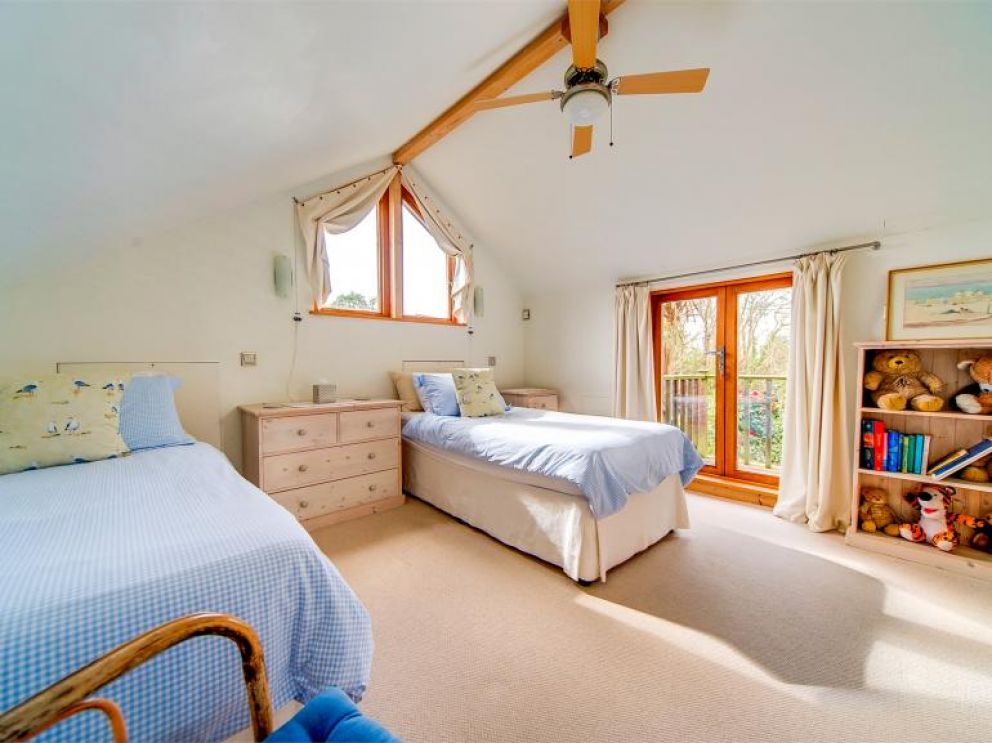 Sea View Cabin in Gurnard - for rent by the sea with hot tub