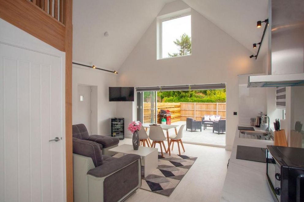 The Grooms Quarters, Kent - for rent with hot tub and swimming pool