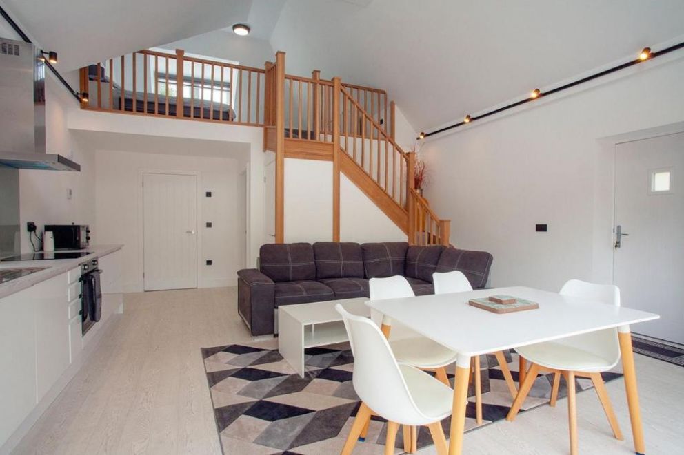 The Grooms Quarters, Kent - for rent with hot tub and swimming pool