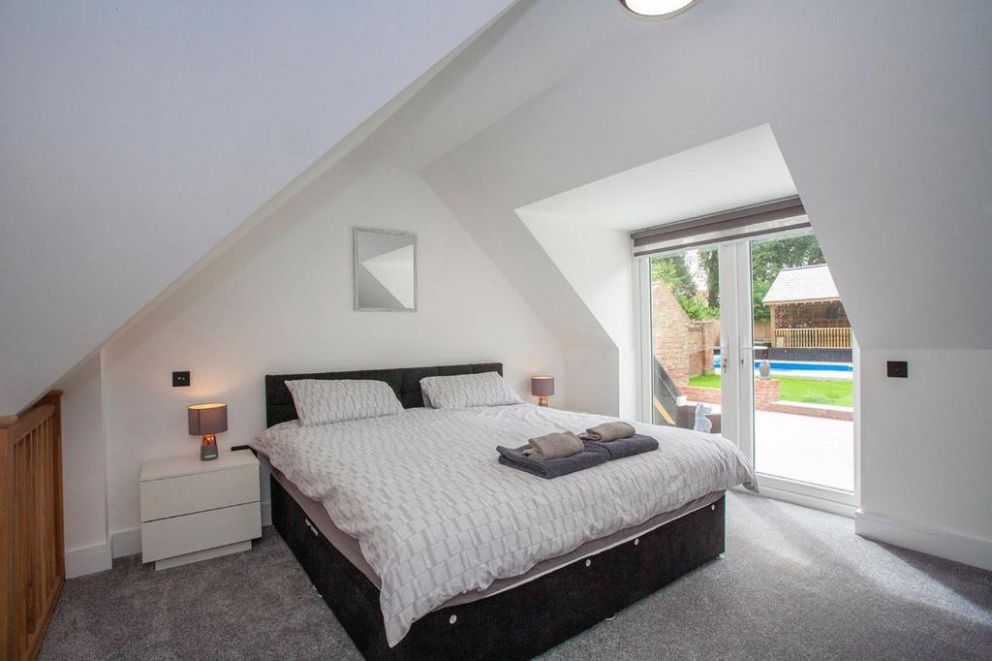 The Grooms Quarters, Kent - for rent with hot tub and swimming pool