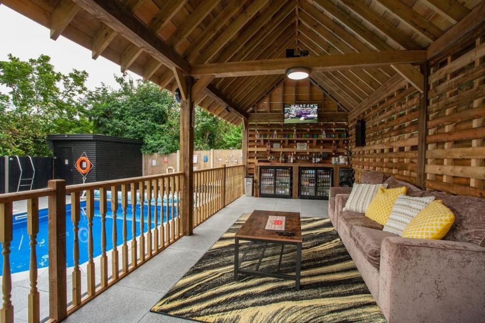 The Grooms Quarters, Kent - for rent with hot tub and swimming pool