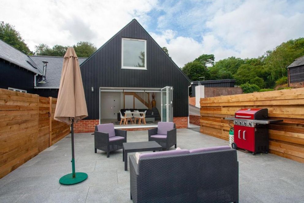 The Grooms Quarters, Kent - for rent with hot tub and swimming pool